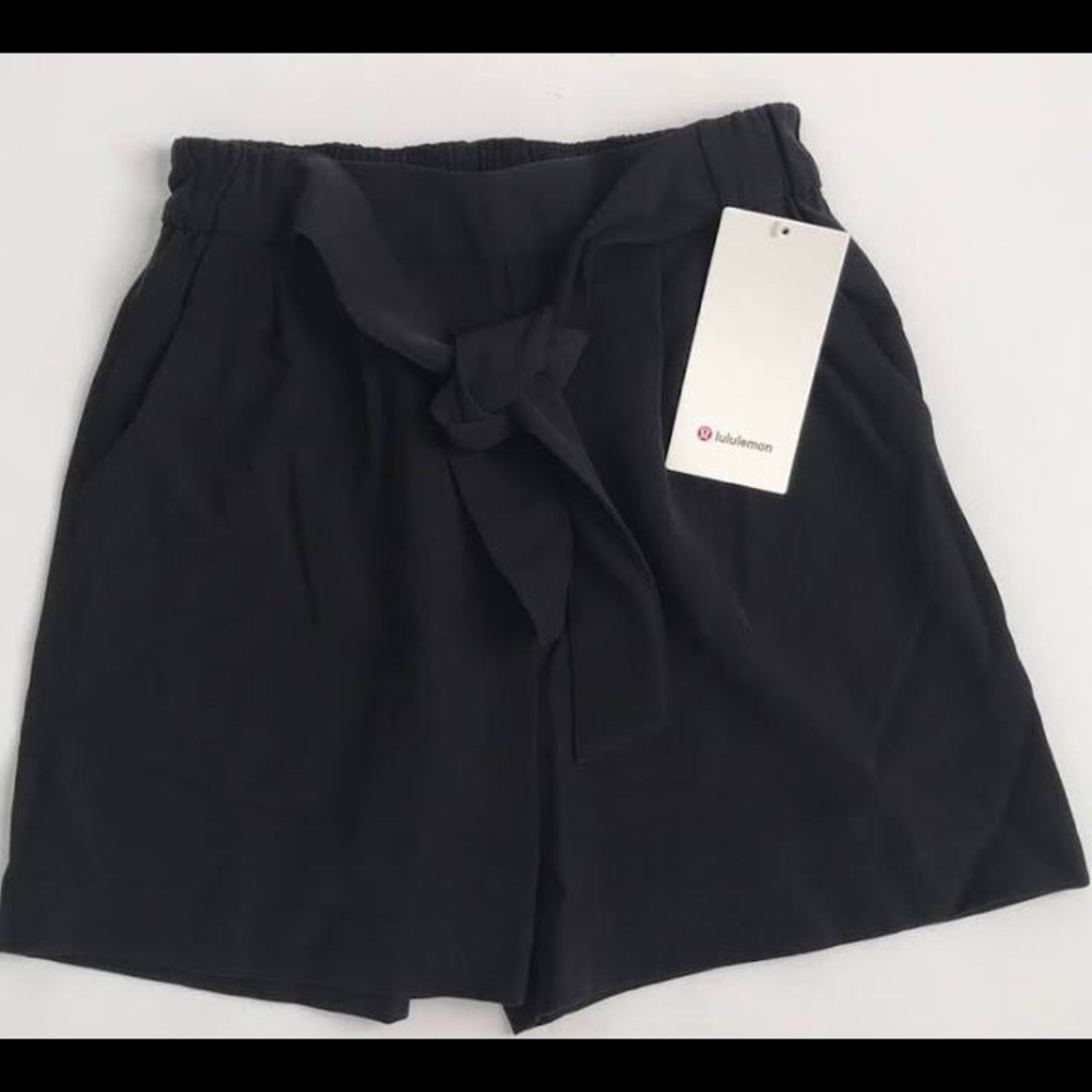 Lululemon Noir Short 5.5”